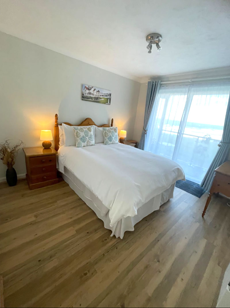 Main bedroom at 3 Waters Edge, Newquay - Wake up to spectacular sea views