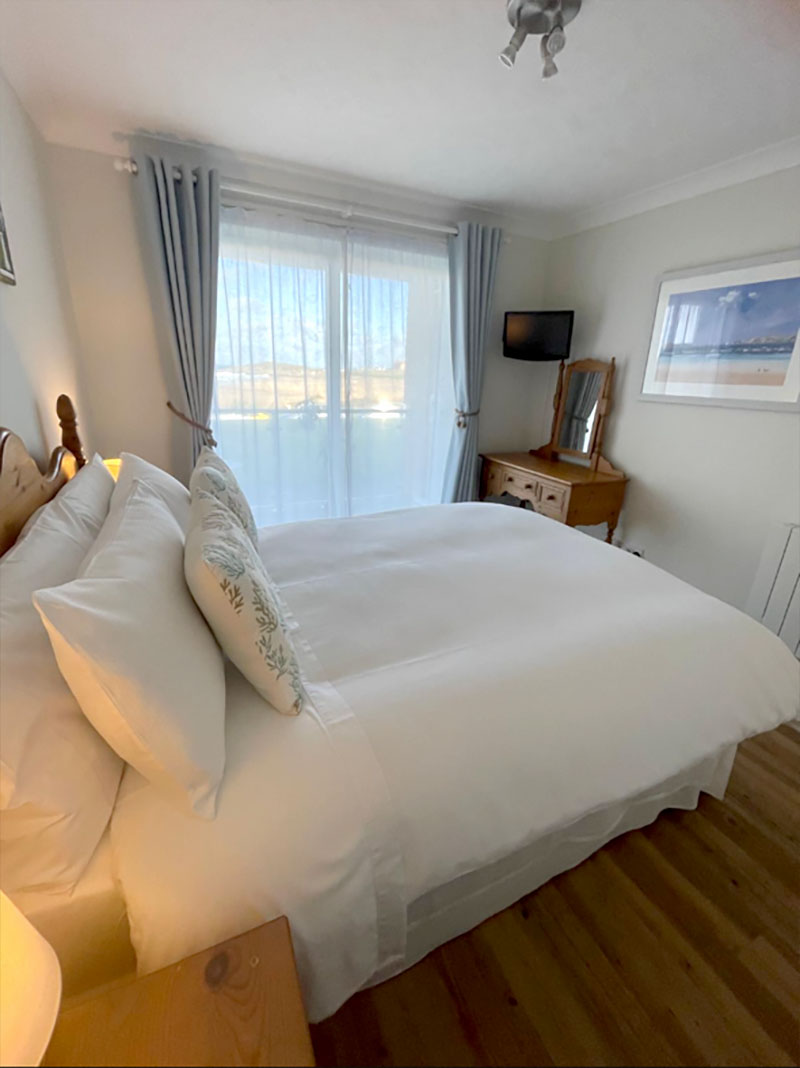 Double bedroom with patio door also leading to the enclosed glazed veranda. 3 Waters Edge, Newquay Cornwall