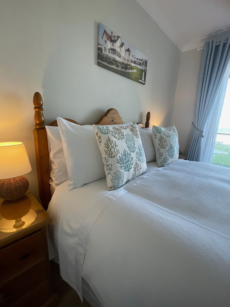 3 Waters Edge - Spacious master bedroom with seaviews over Fistral Beach, Newquay
