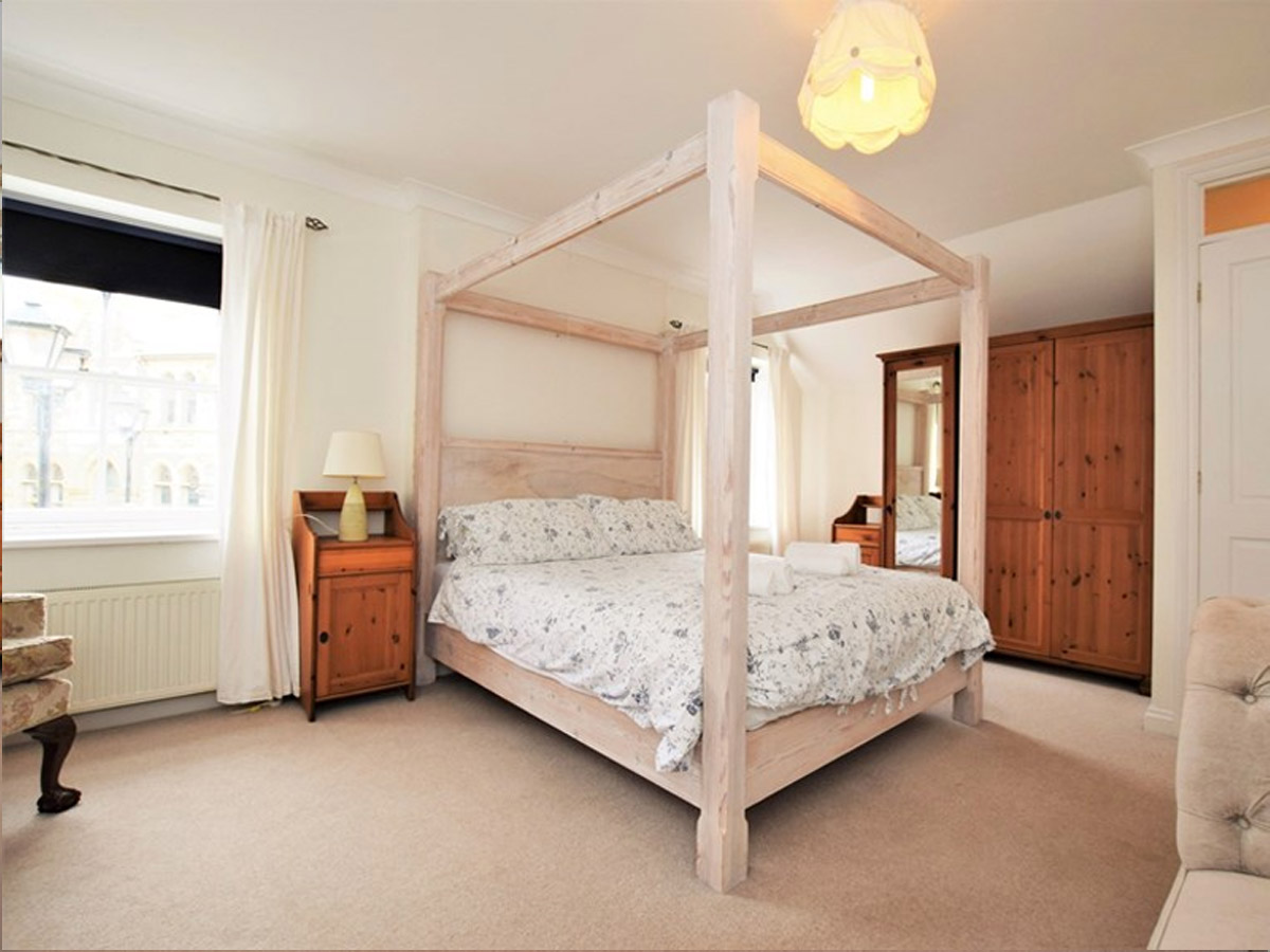 Four Poster King Sized Bed -Petra Apartment 2 Marazion