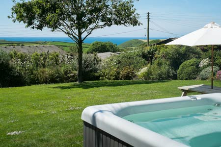 Hot Tub - Court Farm Cottages  Holidays near Bude