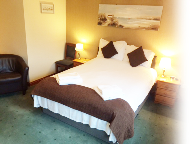 En-suite lodge bedroom at Crown House and Lodges