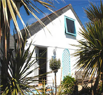 Relax and enjoy the sea view at Driftwood Studio 