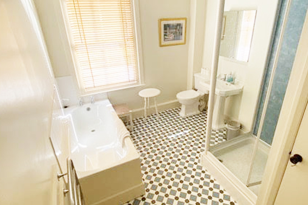 The Showeroom Bathroom @ Linkside  Daymer Bay Holidays