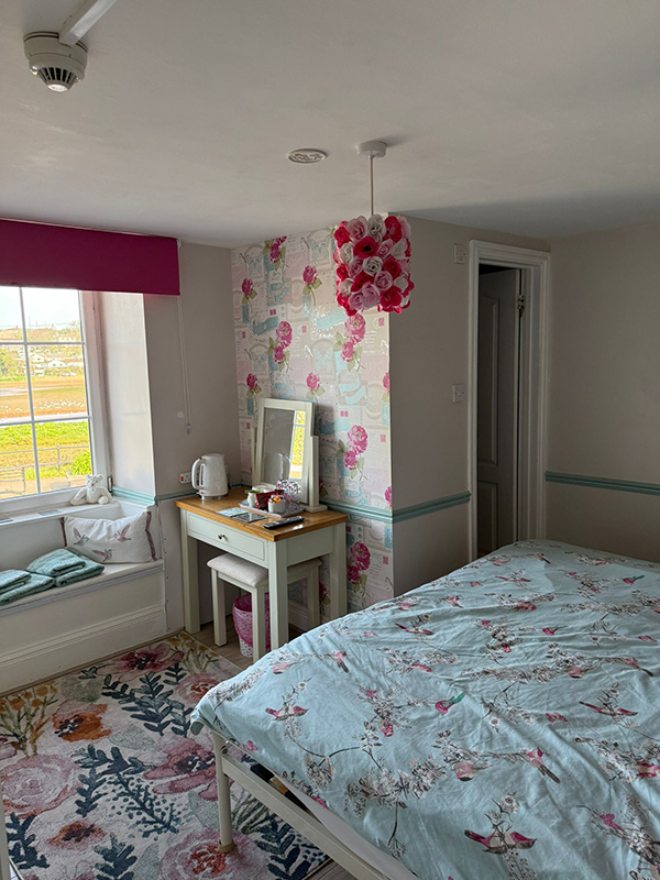 *B&B stays in Hayle The Mad Hatter Tea Rooms & Bed and Breakfast Twin Room