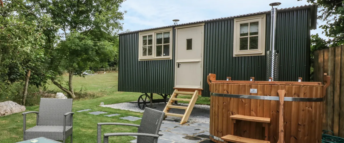 Shepherd hut with private hot tub at Pengelly Farm
