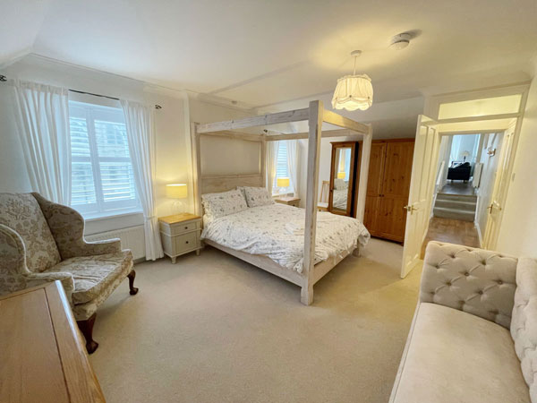 Four Poster King Sized Bed -Petra Apartment 2 Marazion