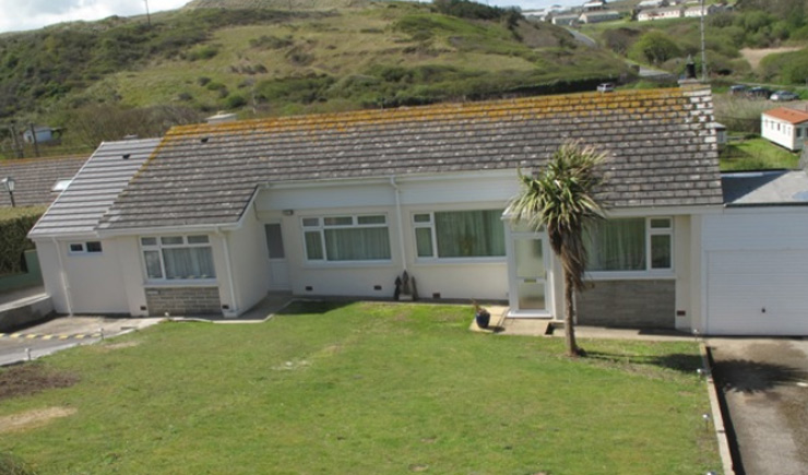 Pollymoor Beach and Hoblyns Cove - Self catering beach bungalows located at Holywell Bay