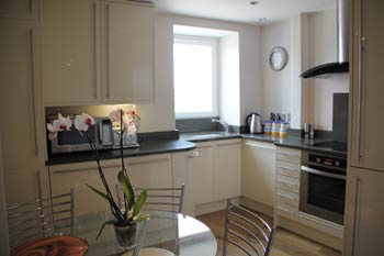 Quarter Deck Apartments - Pennt Treth kitchen