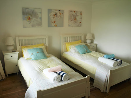 Twin bedroom Self-catering in Polzeath