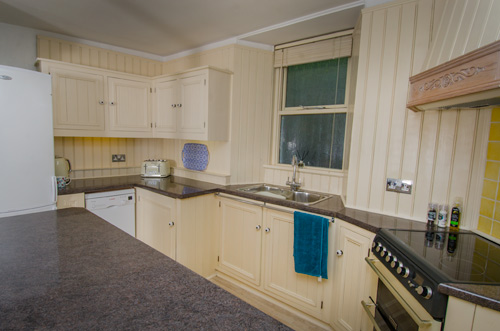 Holiday Cottage in Polperro - Teak Cottage Kitchen  