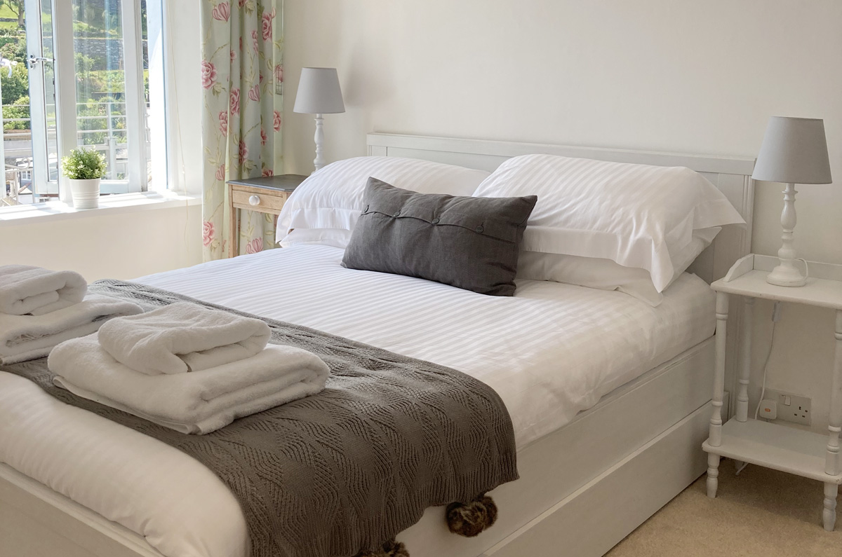 Holiday Cottage in Polperro - Teak Cottage bedroom