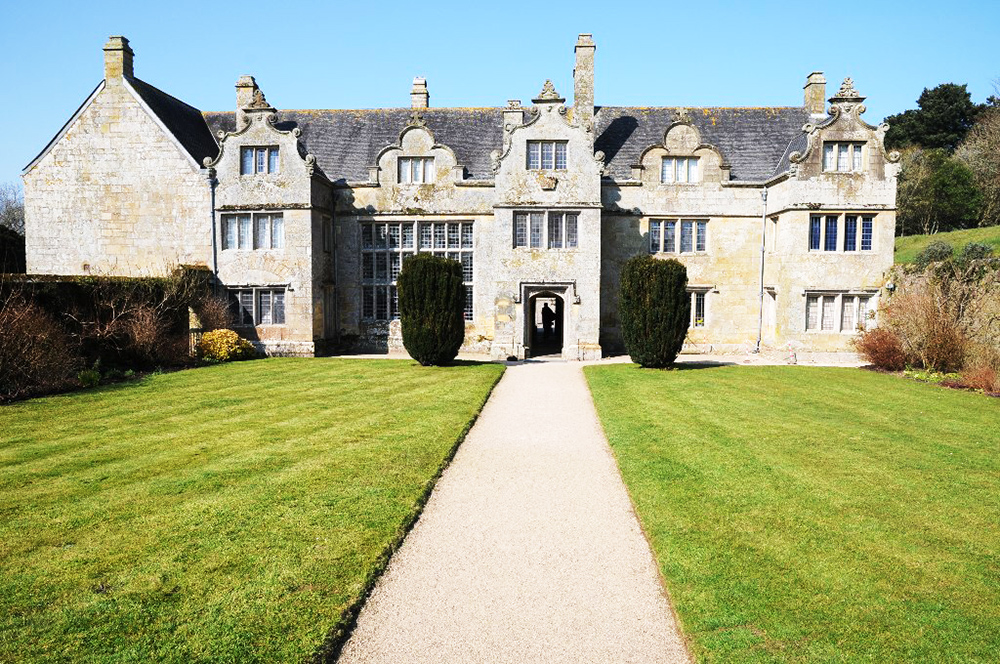 Trerice House Elizabethan east front with scrolled gables - Photo © Philip Halling (cc-by-sa/2.0)
