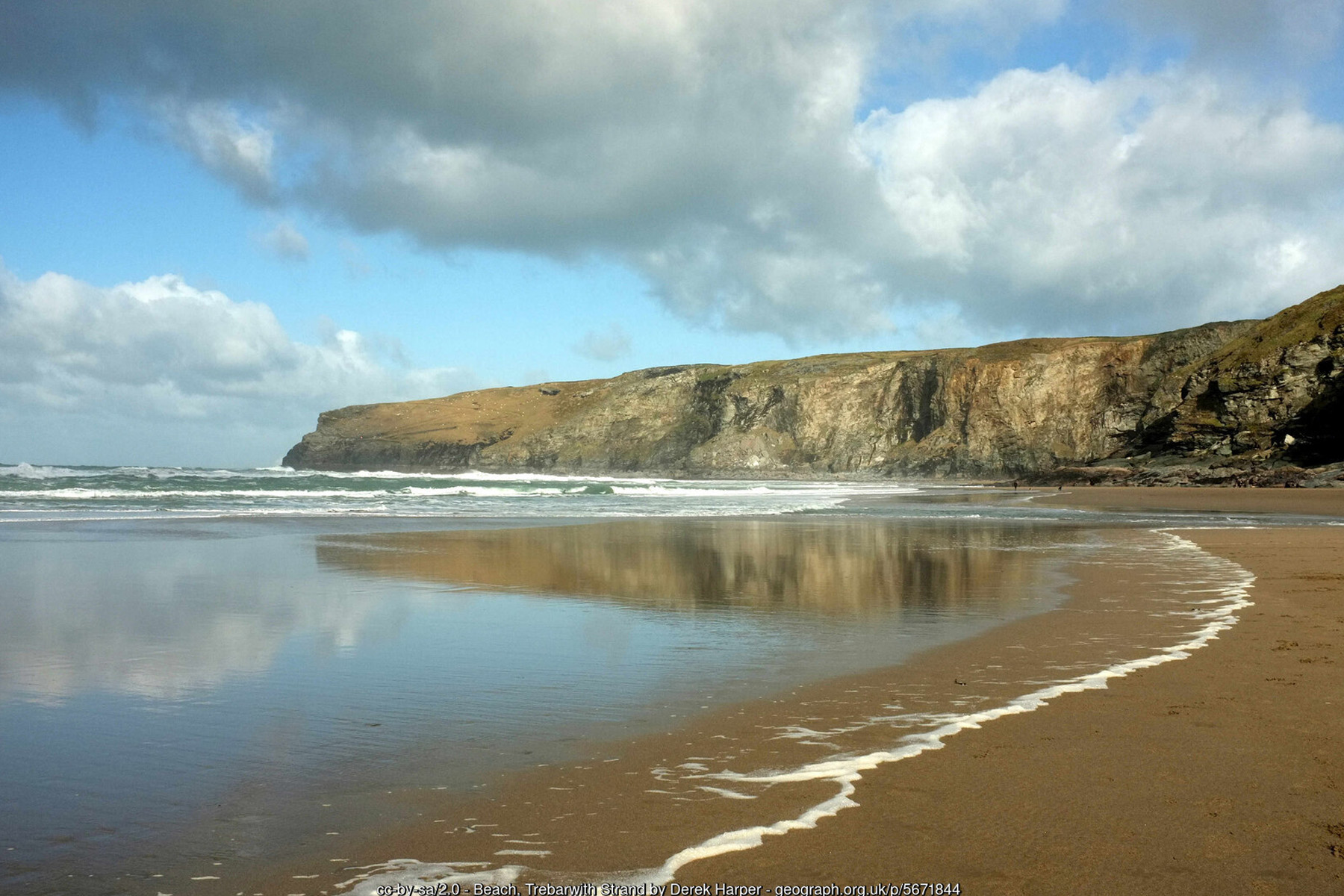 Low tide at Trebarwith Strand Beach s - Cornwall coastal holidays