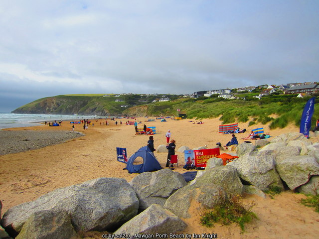 the family friendly beach at Mawgan Porth Cornwall
