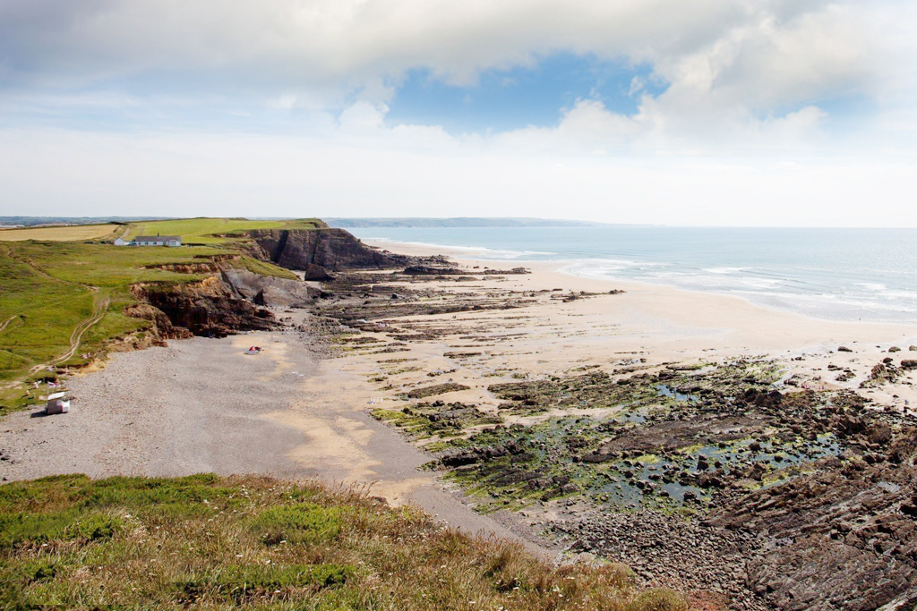 Northcott Mouth Surf in Bude, Cornwall - David Martin / Geograph (CC BY-SA 2.0)