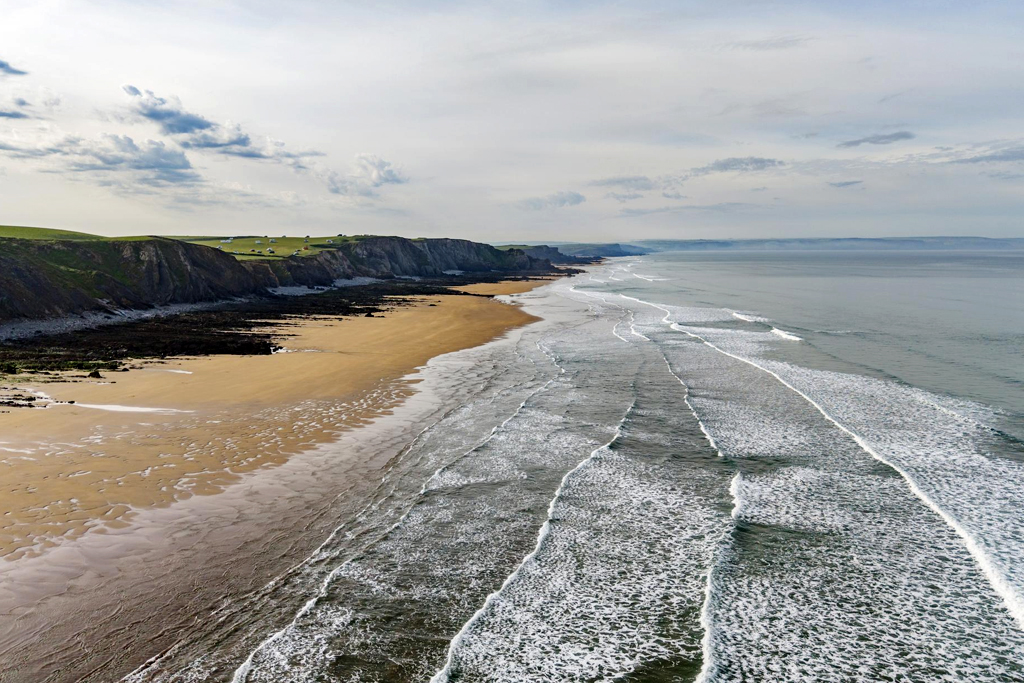 Sandymouth Beach Surf in Bude, Cornwall - David Robinson / Geograph (CC BY-SA 2.0)
