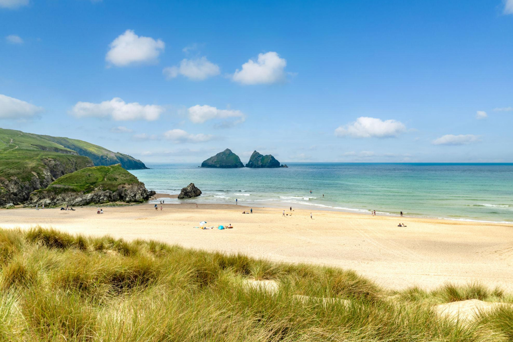 Holywell Bay surfing in Cornwall -  Geograph (CC BY-SA 2.0)