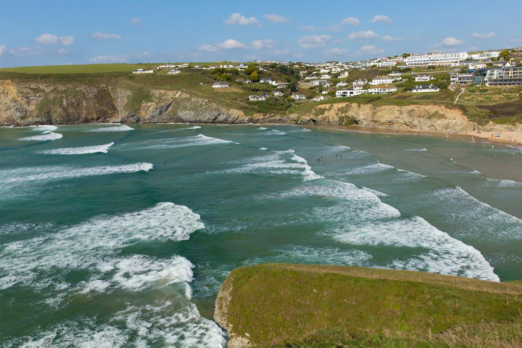 Mawgan Porth Beach surfing in Cornwall -  Geograph (CC BY-SA 2.0)