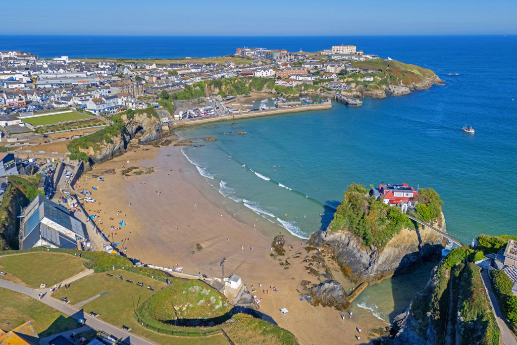 Newquay Towan Beach surfing in Cornwall -  Geograph (CC BY-SA 2.0)